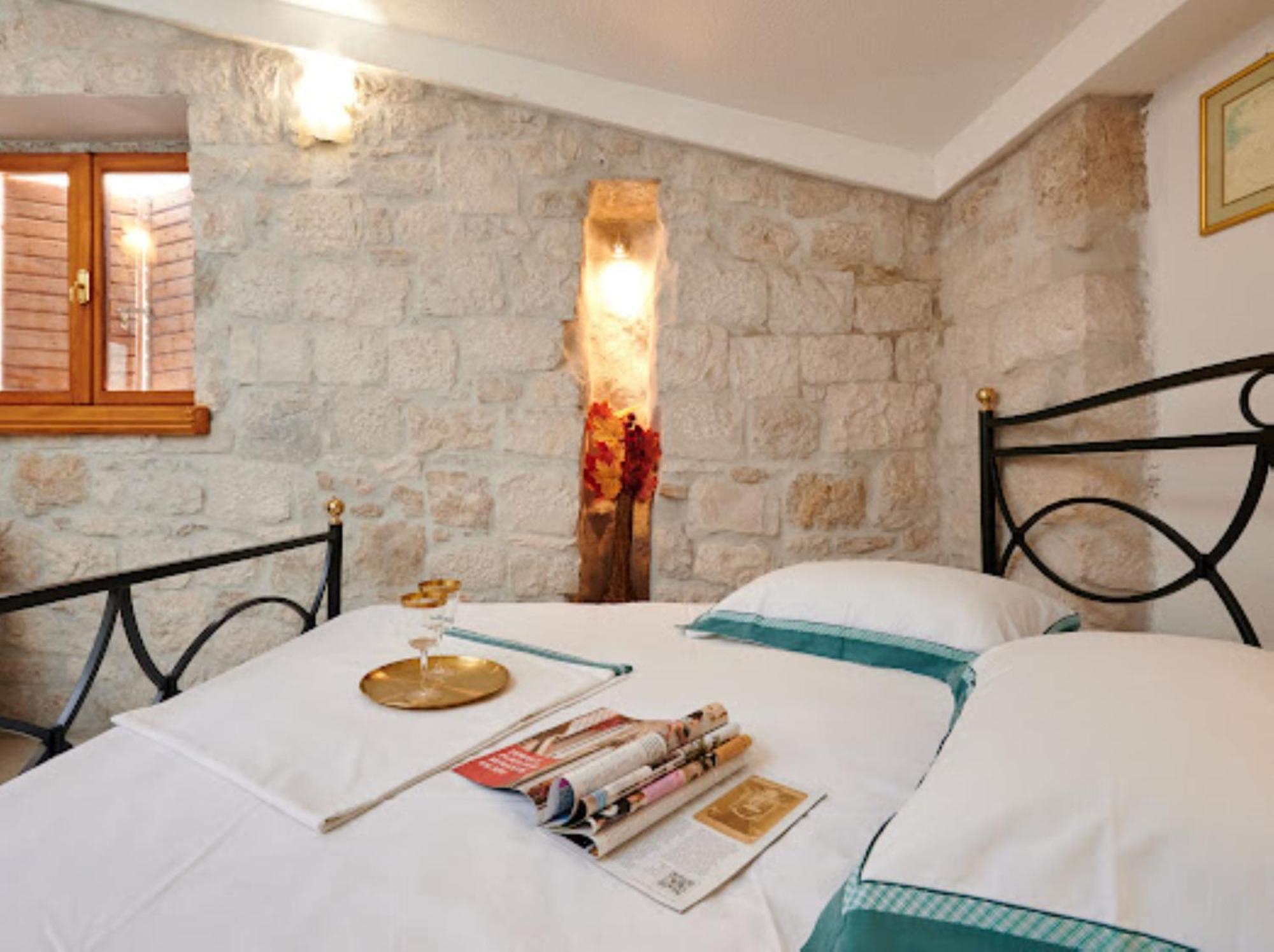 Guesthouse Ana Trogir Old Town Habitación foto